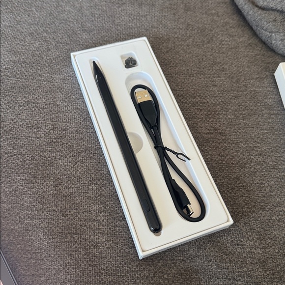 iPad Pro 11-inch with pencil - Picture 3 of 3